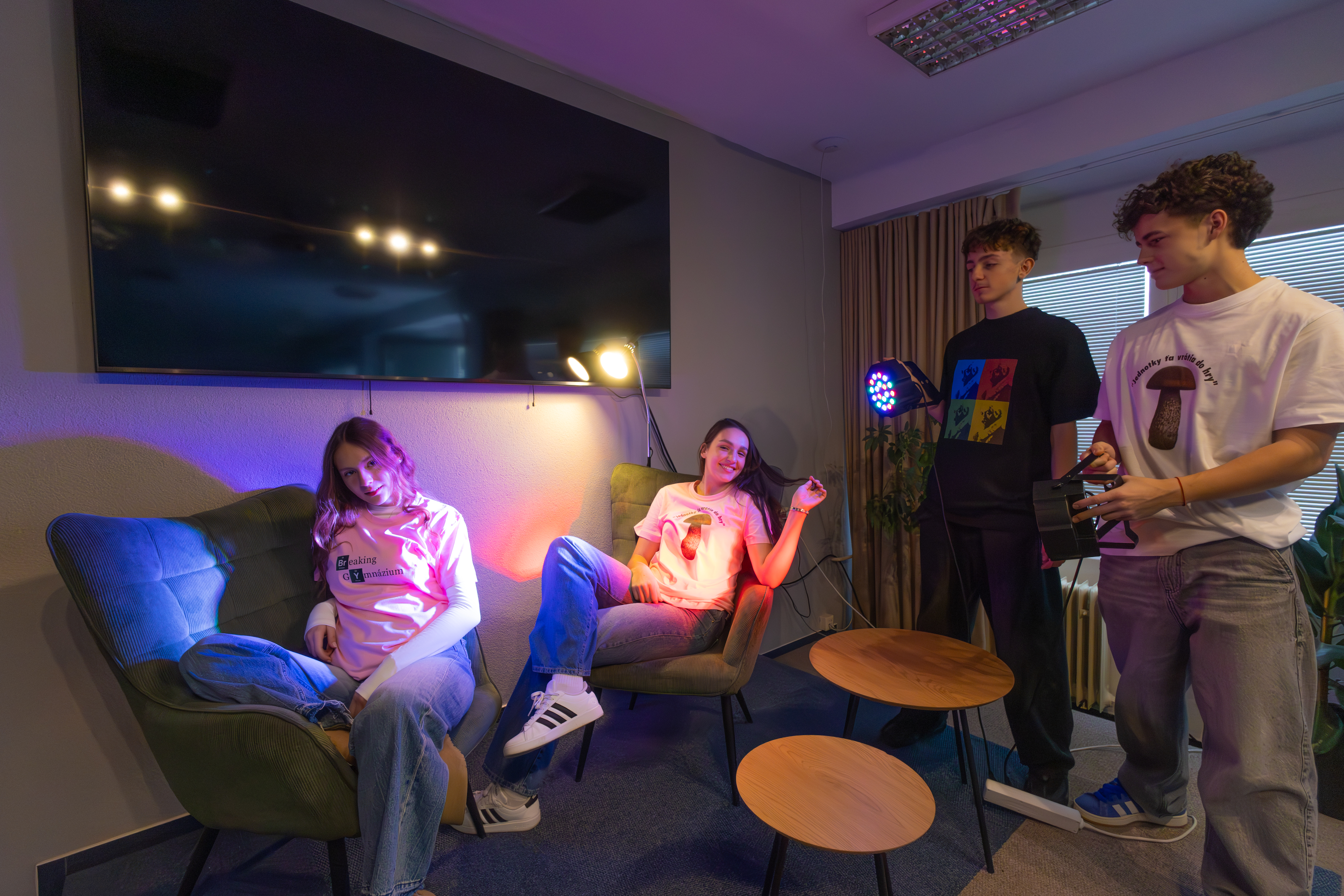 GVBN Merch – študenti v oficiálnom merchi v školskej klubovni Gymnázia VBN Prievidza, GVBNPD